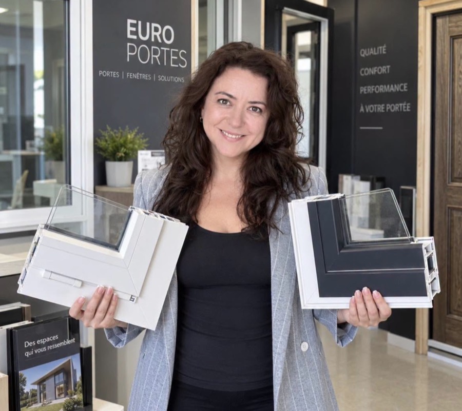 Échantillons de fenêtres PVC blanc et anthracite à la salle d’exposition Euro Portes